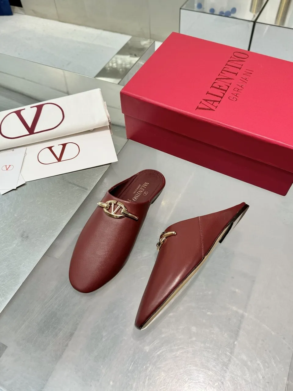 👟👟Ex-factory price 520👟👟 Valentino’s hottest new product in 2025, the new slippers are also easy to wear...😈😈😈 The latest logo buckle Perfectly combined with sexiness❤️‍🔥❤️‍🔥❤️‍🔥❤️‍🔥It is simply the pinnacle of summer fashion💖💖💖💖Original replica Outsole: Italian genuine leather outsole Heel height: Flat heel Size: 35-39 (40 41 42 customization is non-returnable and non-exchangeable)